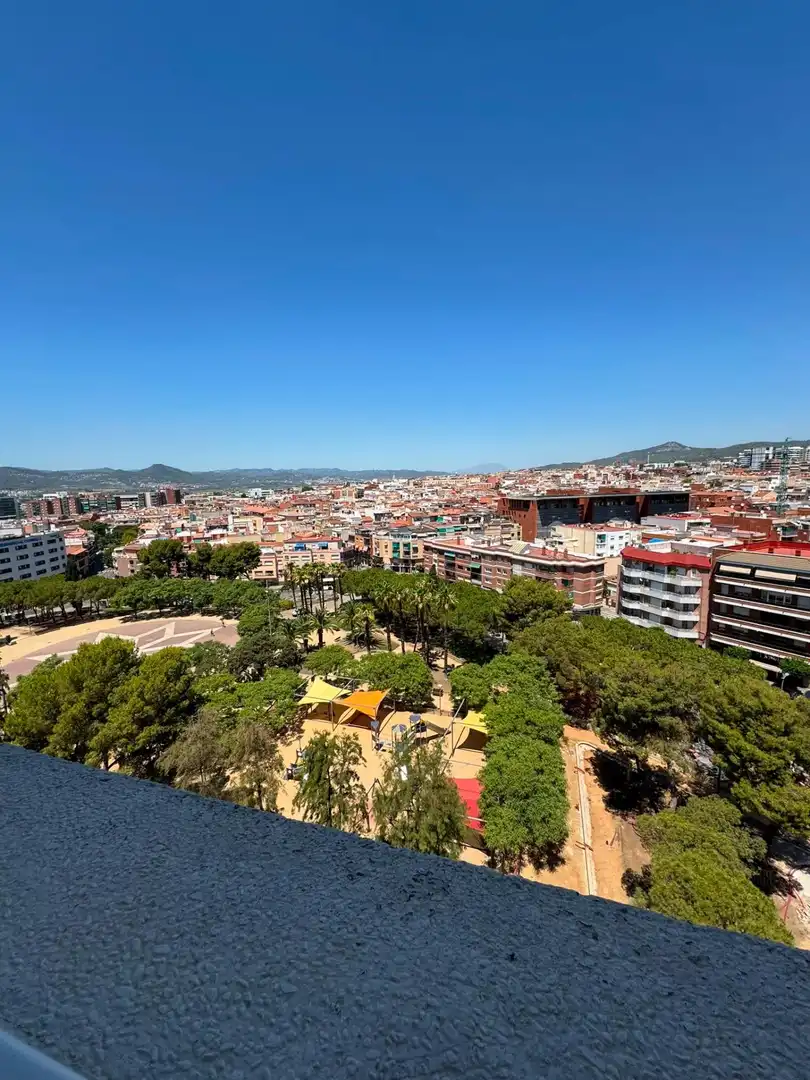 Vista exterior de Piso en venta en Cornellà de Llobregat con Aire acondicionado, Calefacción y Balcón