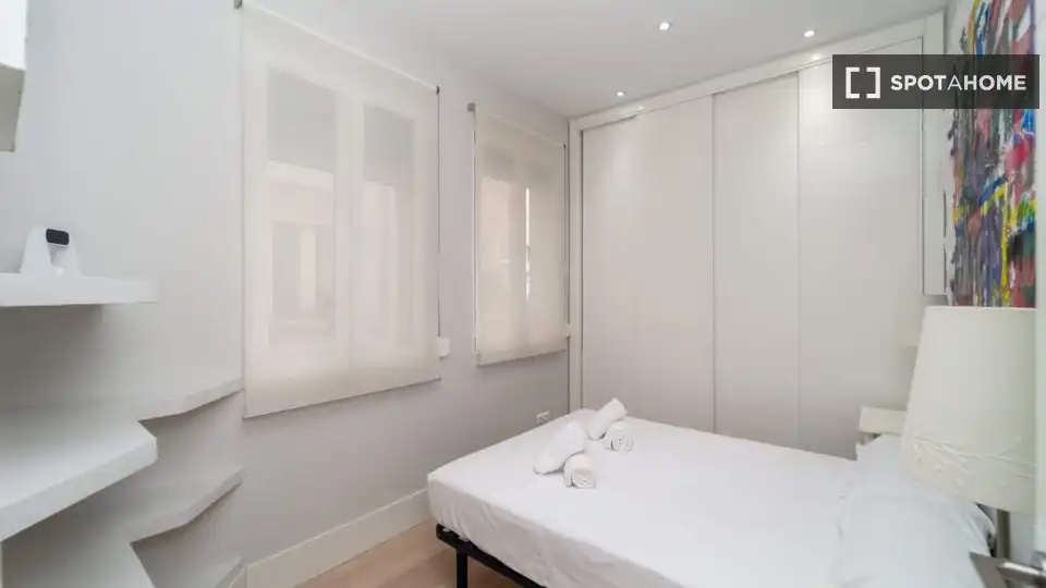 Bedroom of Flat for rent in Madrid  with Air Conditioner, Heating and Furnished