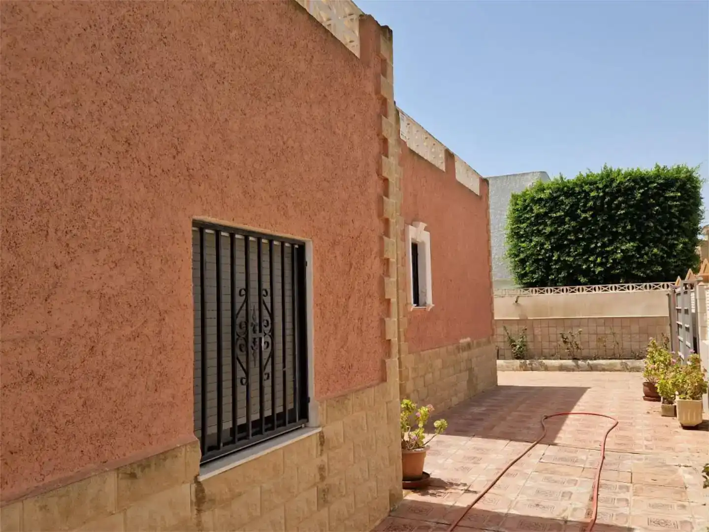 Vista exterior de Casa o xalet en venda en Roquetas de Mar amb Aire condicionat i Balcó