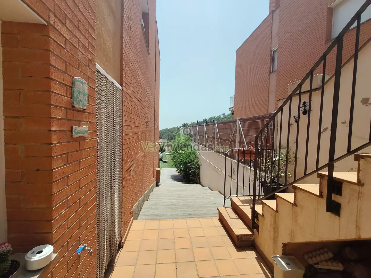 Vista exterior de Casa adosada en venda en Castellar del Vallès amb Calefacció, Jardí privat i Terrassa