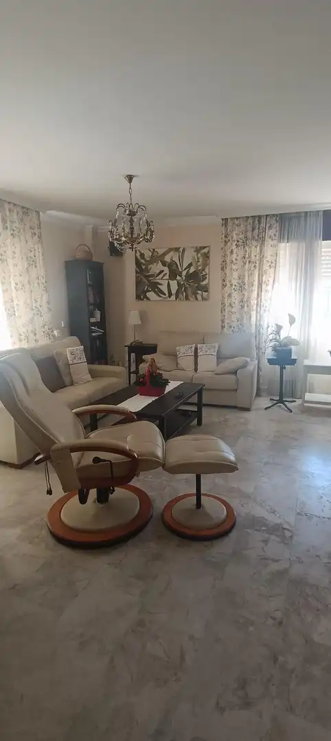 Sala d'estar de Casa adosada en venda en Algeciras amb Aire condicionat, Moblat i Alarma