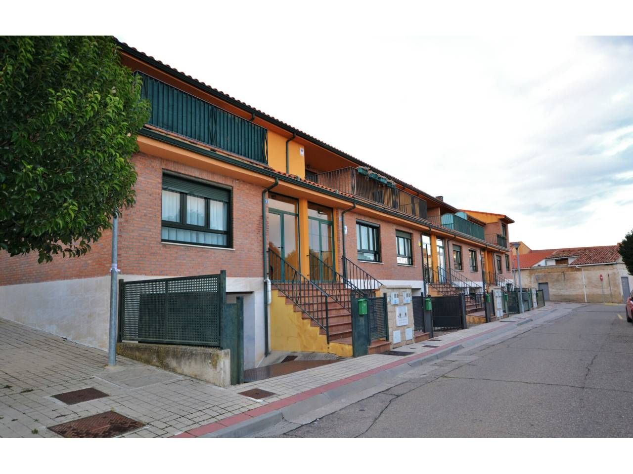 Vista exterior de Casa adosada en venda en Villalobón amb Calefacció, Jardí privat i Terrassa