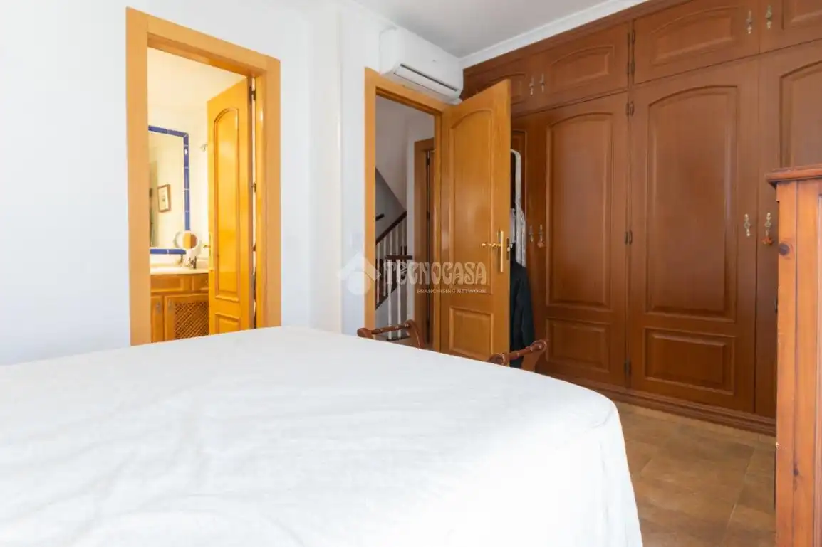 Dormitori de Casa adosada en venda en Málaga amb Aire condicionat