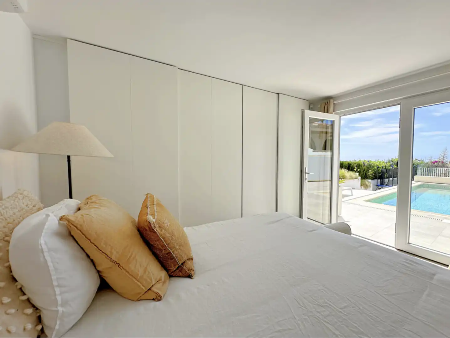 Dormitori de Casa o xalet en venda en Estepona amb Aire condicionat, Jardí privat i Terrassa