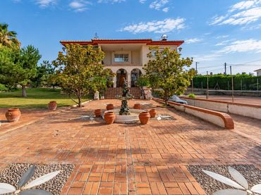 Villa mit Balkon zum Verkauf in Calle Urbanización los Alijares 40