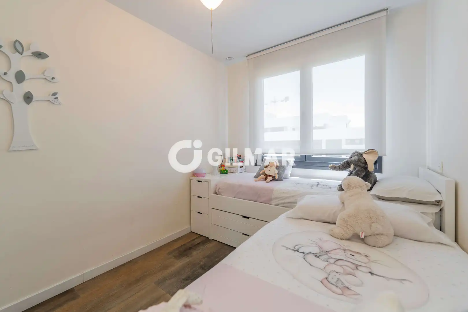 Schlafzimmer von Dachboden zum Verkauf in Madrid mit Heizung, Privatgarten und Abstellraum