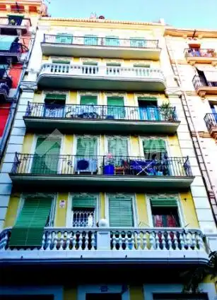 Vista exterior de Pis en venda en Barcelona amb Terrassa i Balcó
