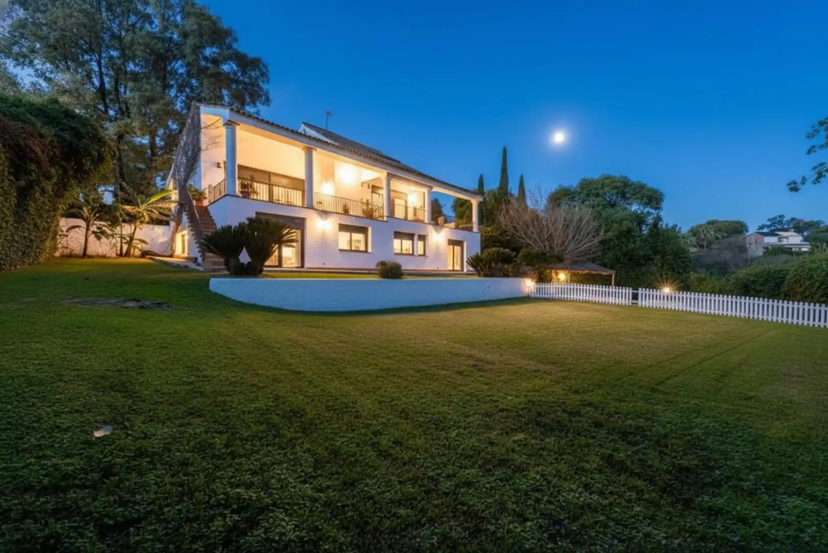 Vista exterior de Casa o xalet en venda en Mairena del Aljarafe amb Aire condicionat, Calefacció i Jardí privat