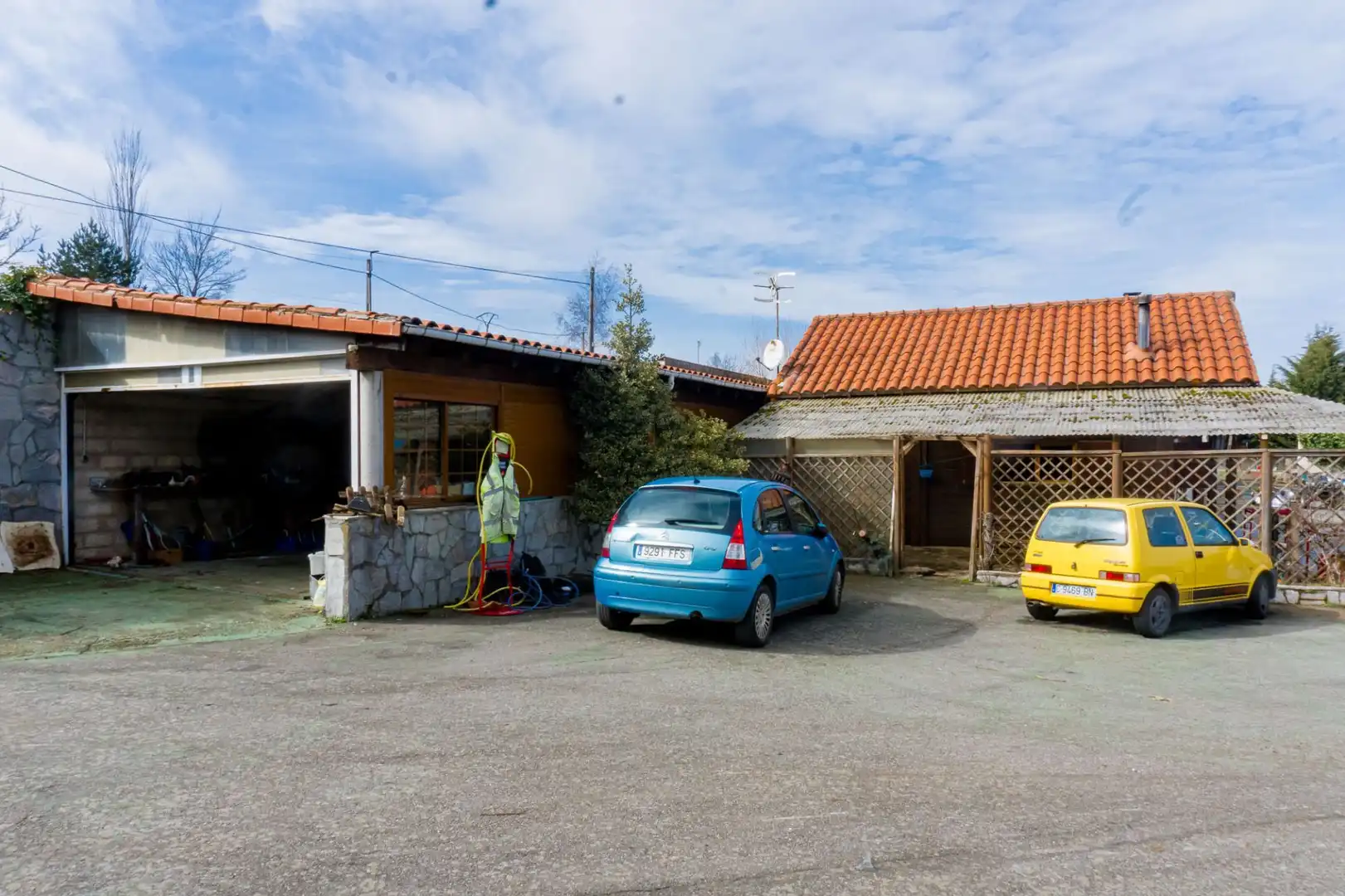 Aparcament de Casa o xalet en venda en Villagatón amb Aire condicionat, Calefacció i Jardí privat