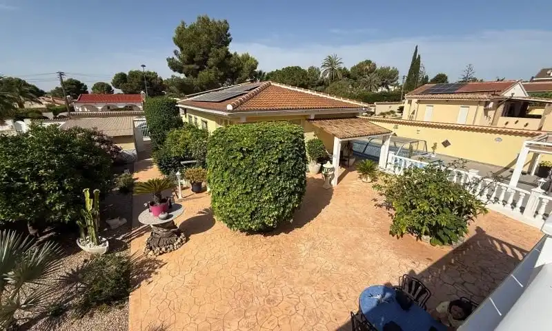 Vista exterior de Casa o xalet en venda en Pilar de la Horadada amb Jardí privat, Terrassa i Traster