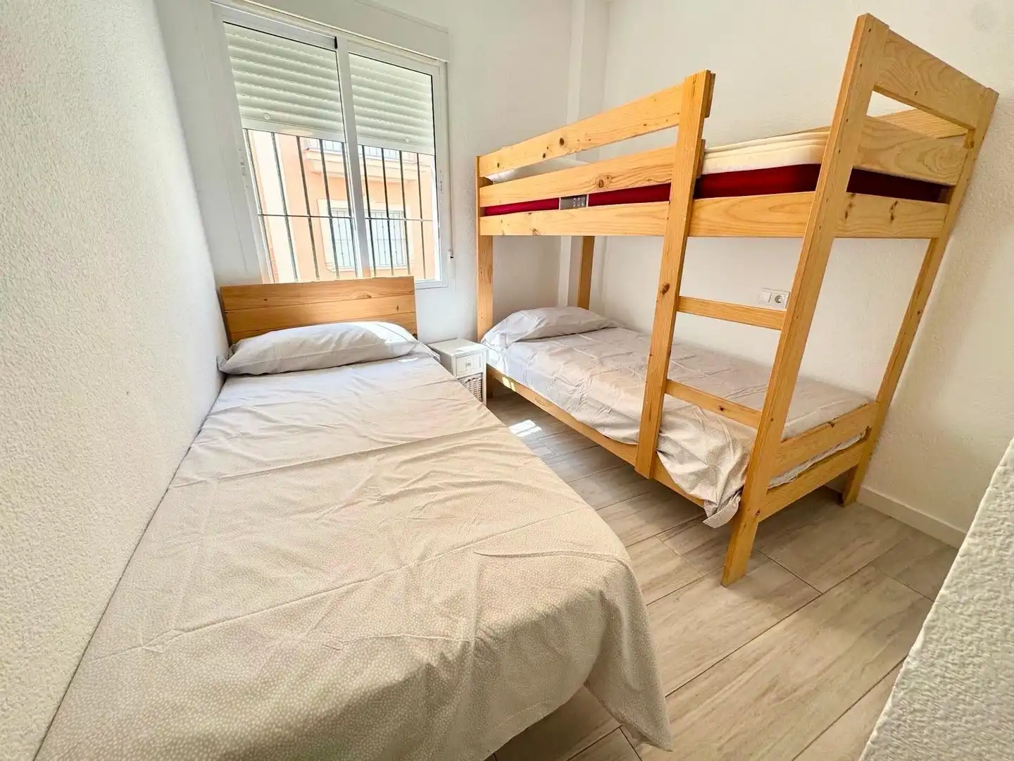 Schlafzimmer von Erdgeschoss zum Verkauf in Punta Umbría mit Klimaanlage, Heizung und Abstellraum
