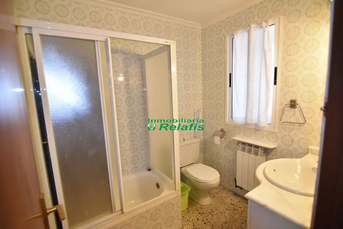 Baño de Piso en venta en Ciudad Rodrigo con Calefacción, Terraza y Amueblado