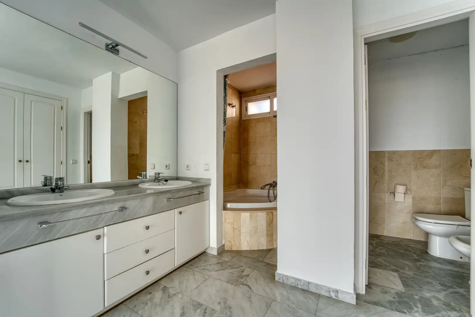 Baño de Ático en venta en Marbella con Aire acondicionado, Calefacción y Terraza