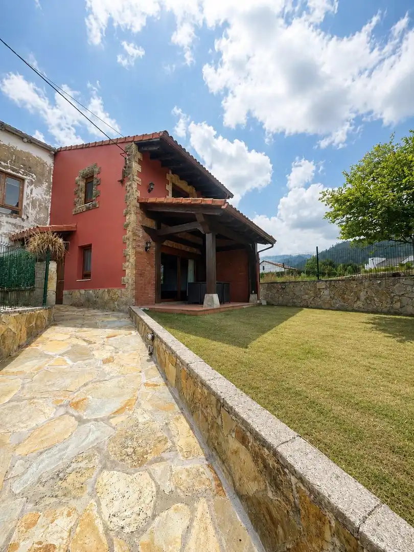 Vista exterior de Casa adosada en venta en Riotuerto con Calefacción y Terraza