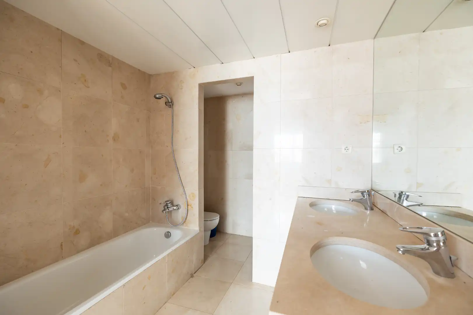Baño de Dúplex en venta en Barcelona con Calefacción, Parquet y Horno
