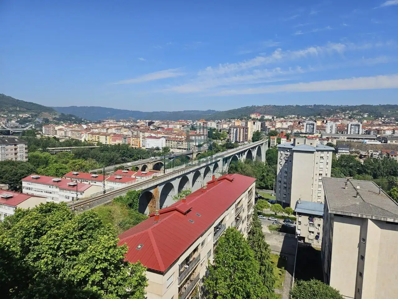 Vista exterior de Piso en venta en Ourense Capital  con Calefacción, Parquet y Trastero