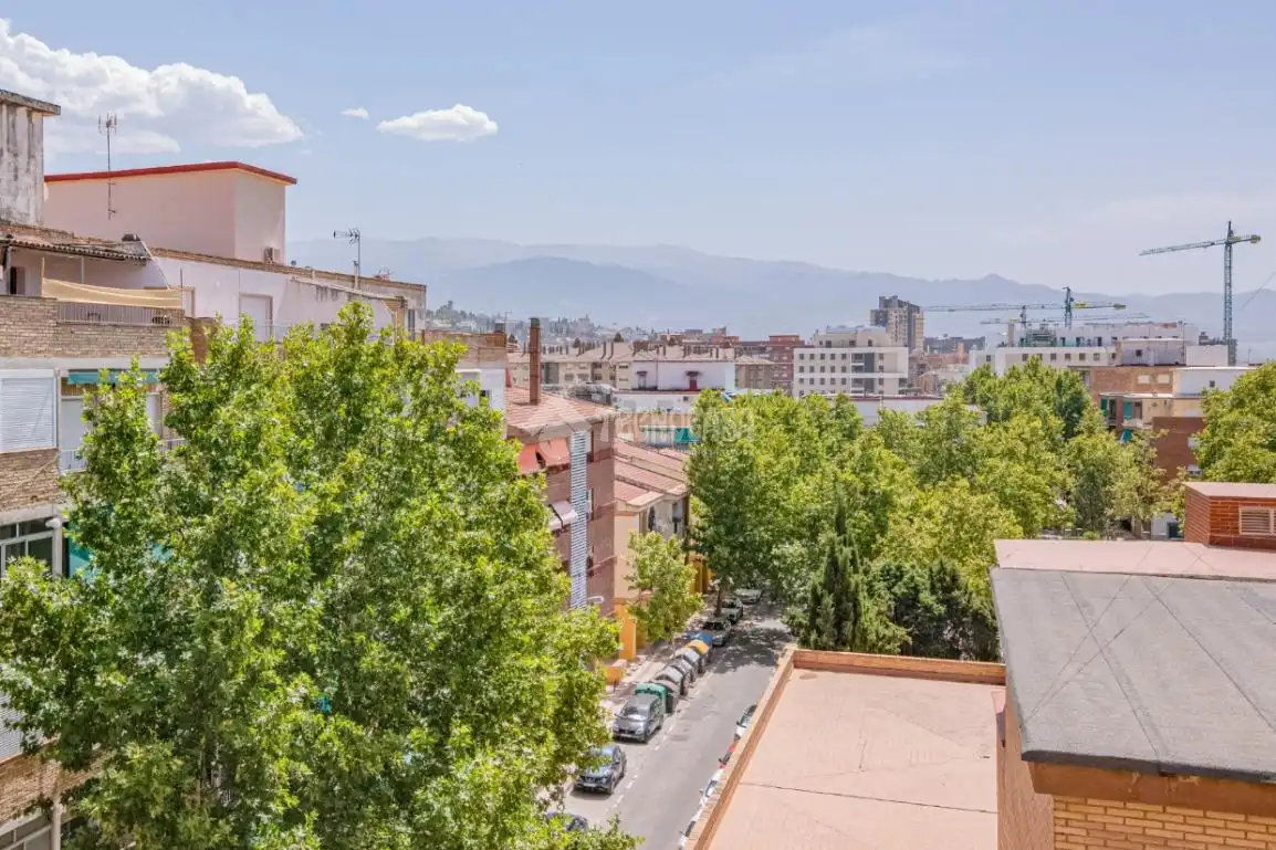 Vista exterior de Piso en venta en Granada con Calefacción y Balcón