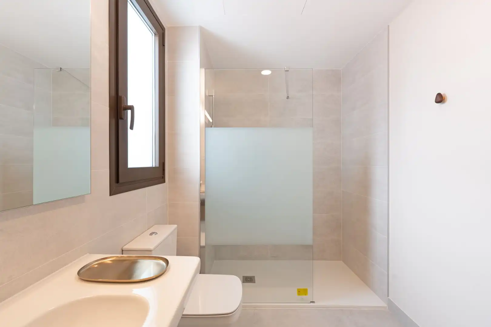 Badezimmer von Dachboden zum Verkauf in Estepona mit Klimaanlage, Terrasse und Abstellraum