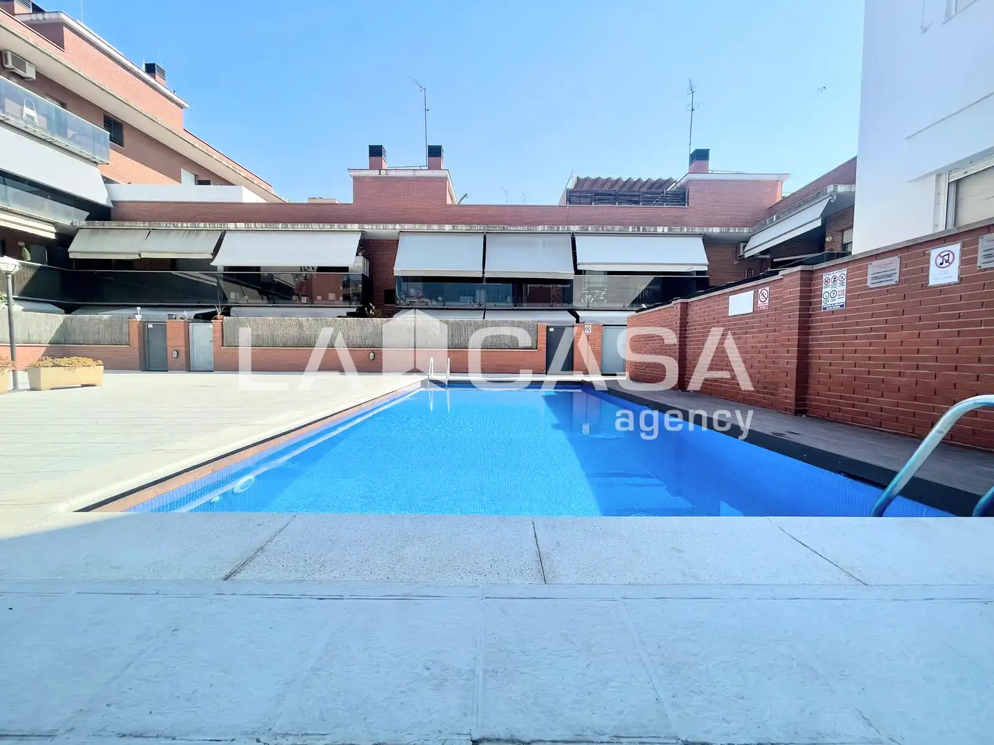 Piscina de Dúplex en venta en Badalona con Calefacción, Piscina y Balcón