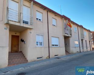 Vista exterior de Casa adosada en venda en Matapozuelos amb Terrassa