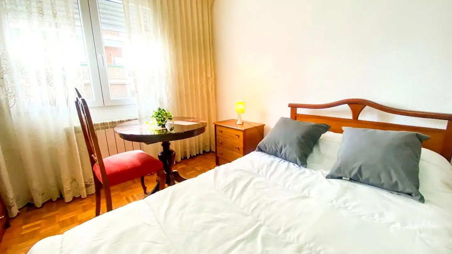 Schlafzimmer von Wohnung zur Miete in Arganzuela