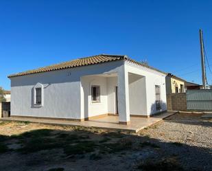 Vista exterior de Casa o xalet de lloguer en Chiclana de la Frontera amb Jardí privat