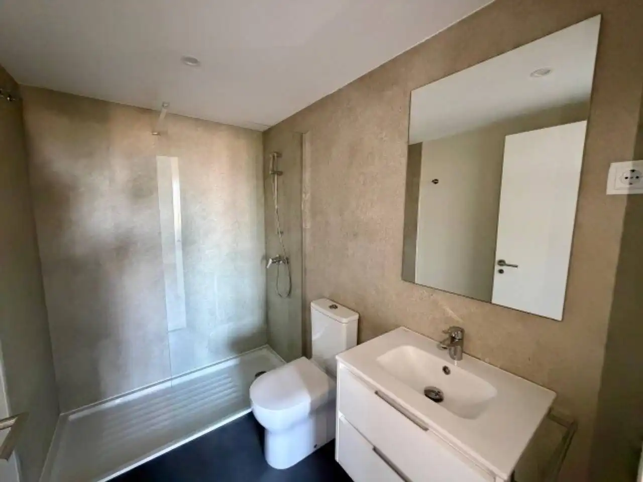 Bathroom of Flat for rent in Terrassa  with Air Conditioner, Heating and Parquet flooring