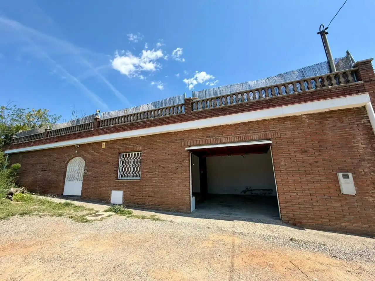 Vista exterior de Casa o xalet en venda en Montcada i Reixac amb Aire condicionat, Calefacció i Jardí privat