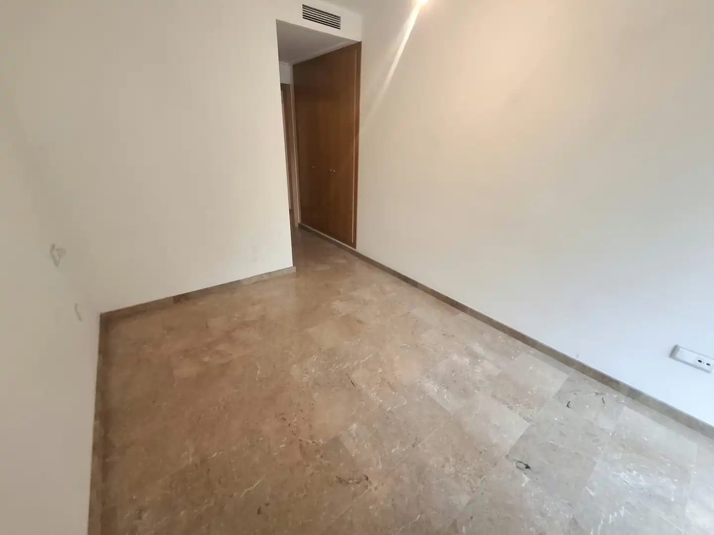 Flat for sale in Valencia  with Air Conditioner and Oven