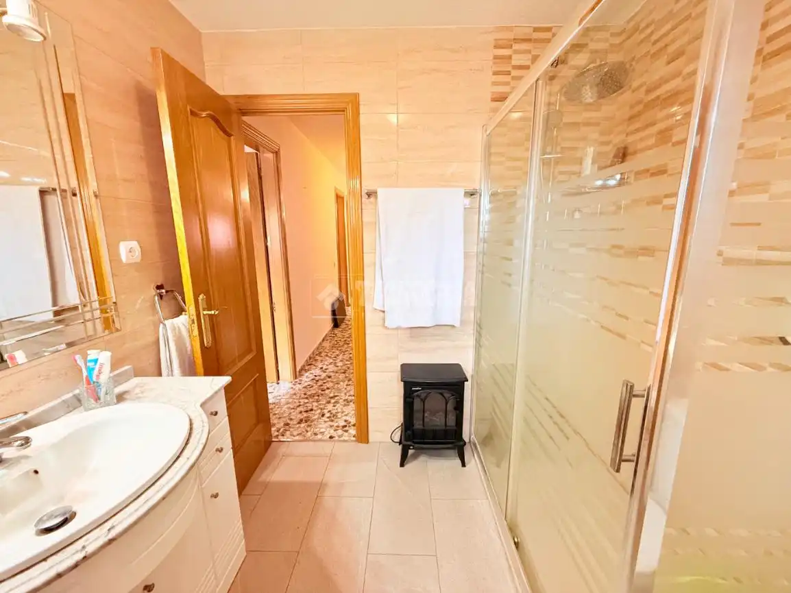 Badezimmer von Haus oder Chalet zum Verkauf in Cedillo del Condado mit Klimaanlage, Heizung und Privatgarten