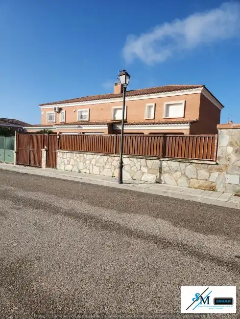 Vista exterior de Casa adosada en venda en Barcience amb Jardí privat