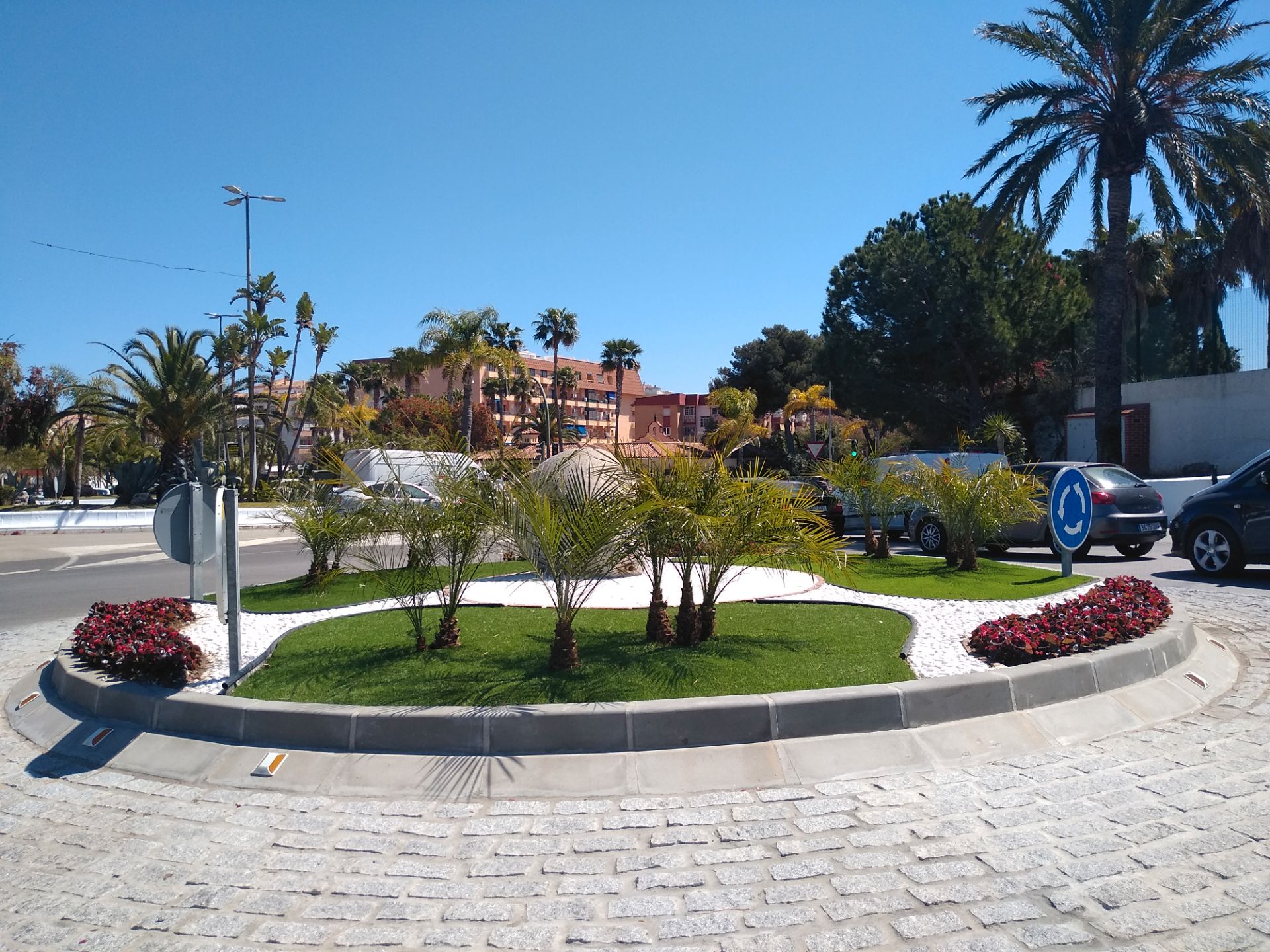 Vista exterior de Casa o xalet en venda en Torremolinos amb Jardí privat, Terrassa i Piscina