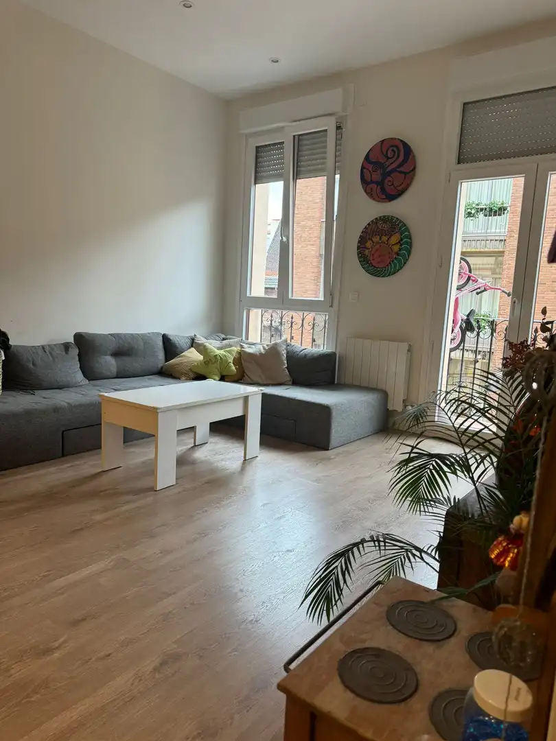 Sala d'estar de Pis en venda en Bilbao  amb Calefacció i Balcó