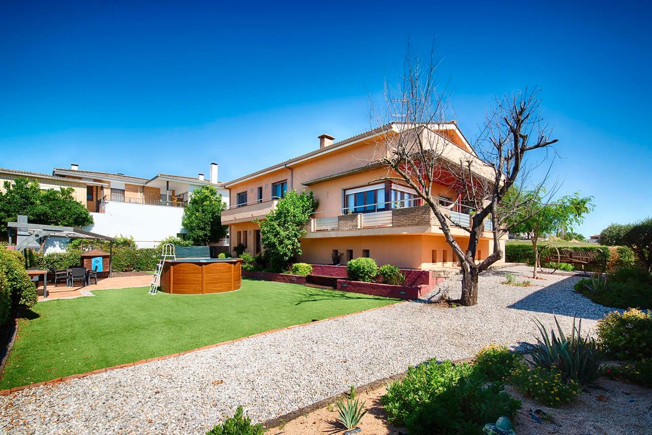 Vista exterior de Casa o xalet en venda en Porqueres amb Calefacció, Jardí privat i Parquet