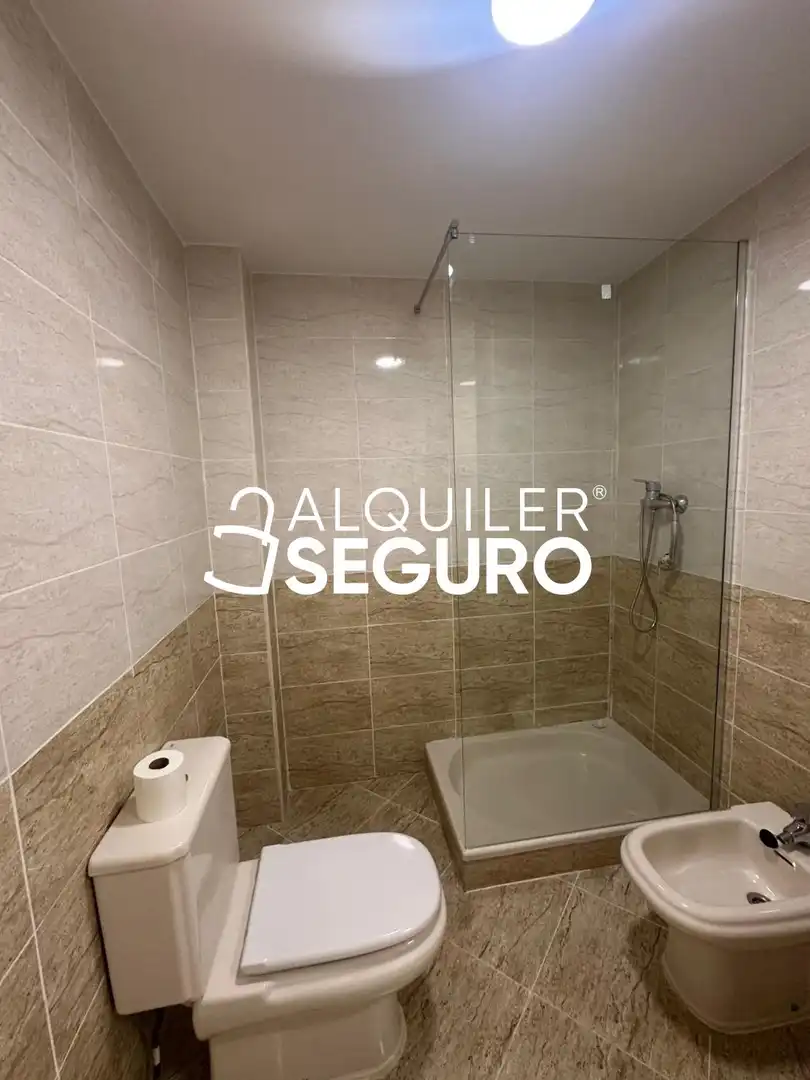 Baño de Piso de alquiler en Navalcarnero con Calefacción, Trastero y Piscina
