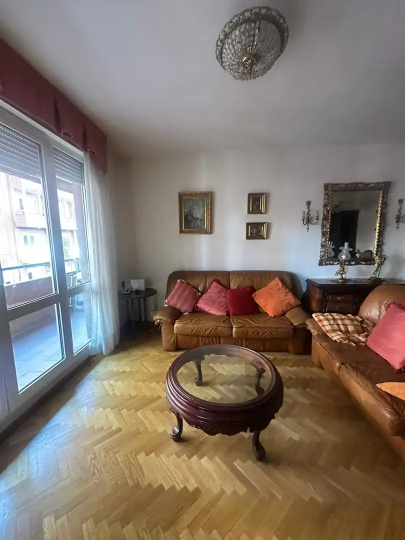 Sala de estar de Piso en venta en León Capital  con Calefacción, Terraza y TV