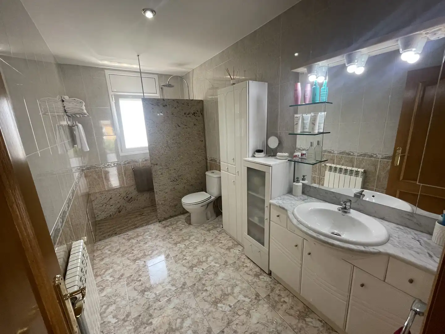 Bathroom of Houses for sale in Olot  with Air Conditioner, Heating and Private garden