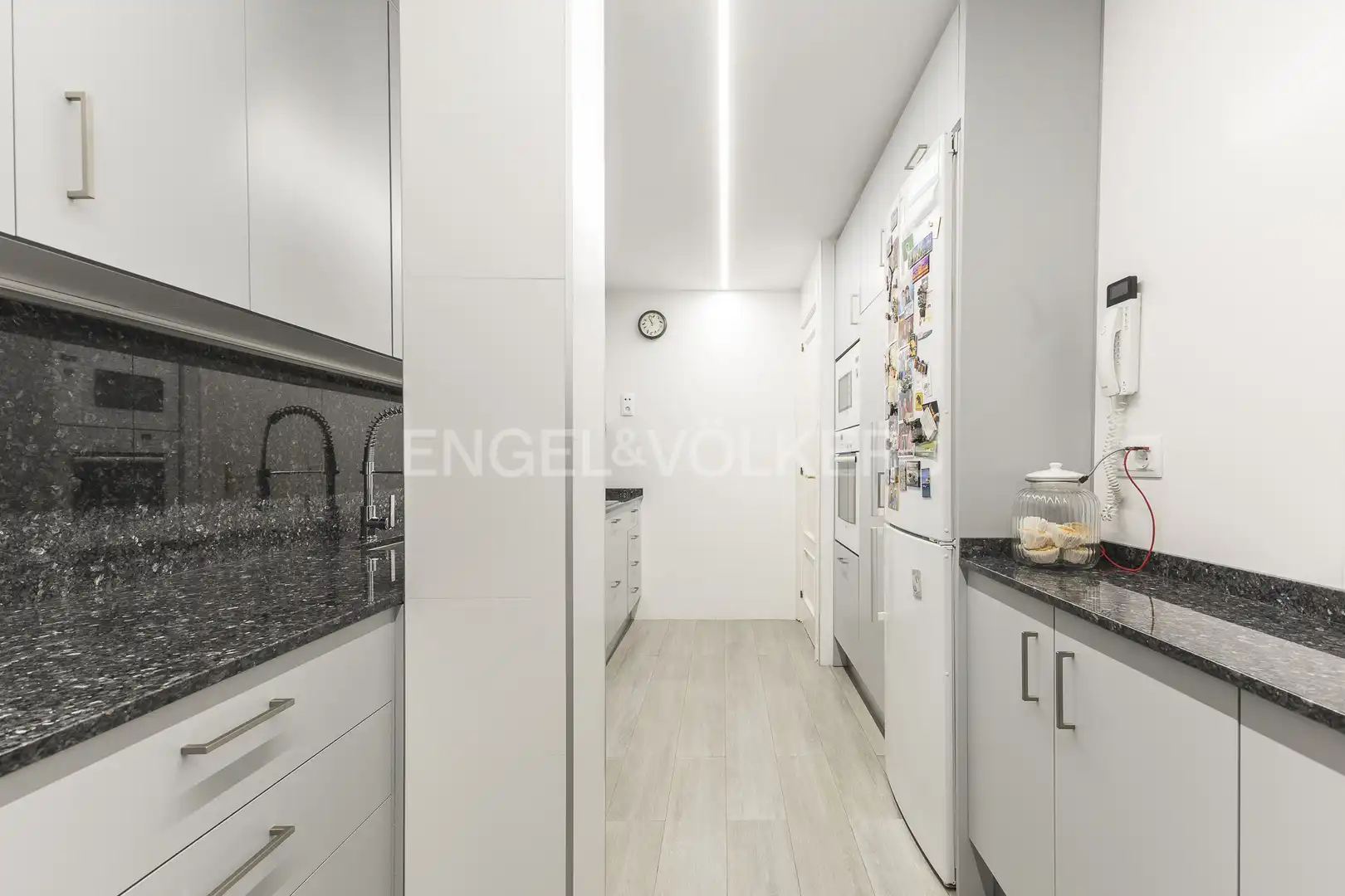 Küche von Einfamilien-Reihenhaus zum Verkauf in Barcelona mit Heizung, Privatgarten und Parkett