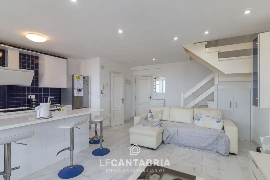 Sala d'estar de Dúplex en venda en Miengo amb Calefacció i Traster