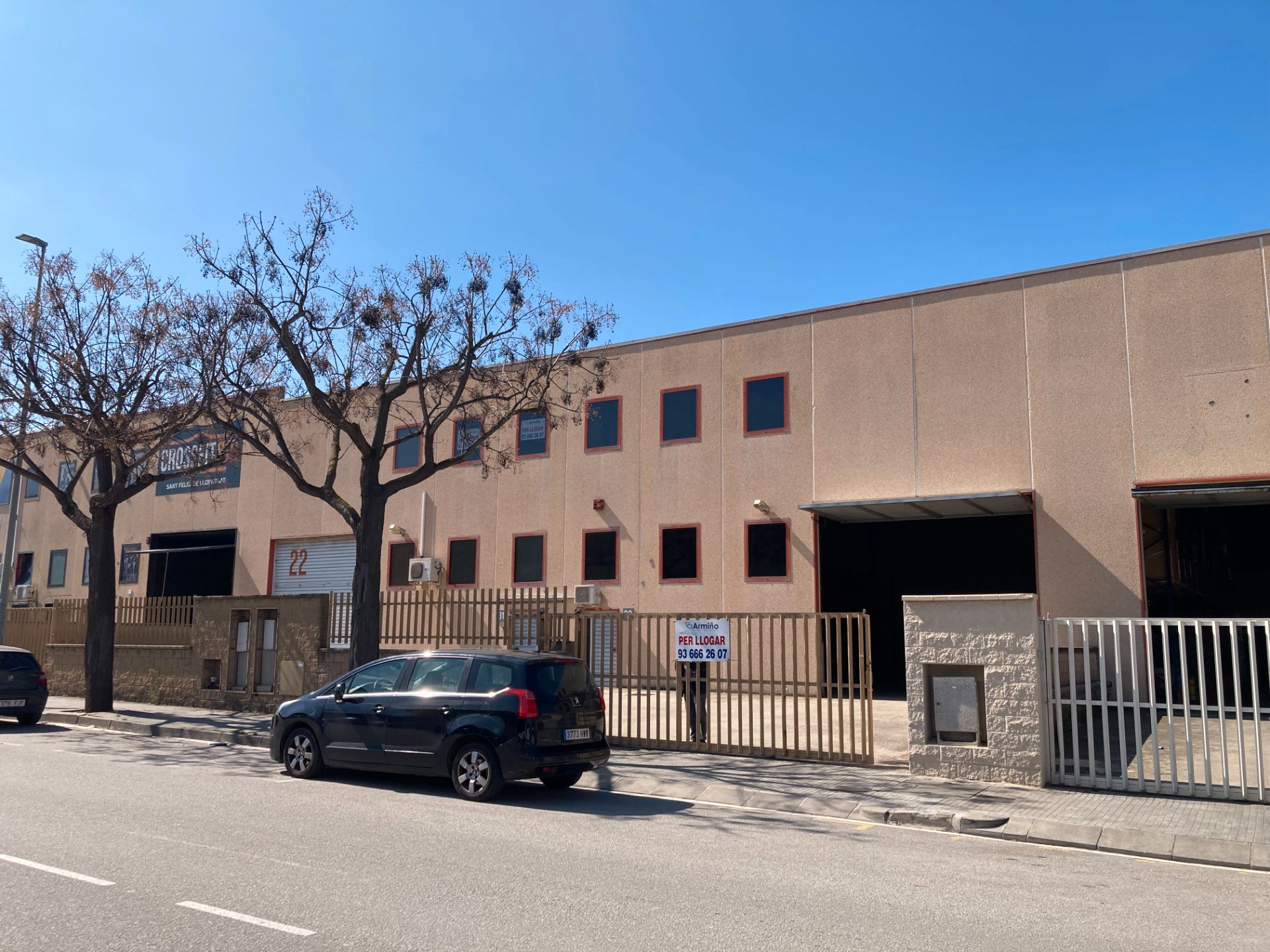 Vista exterior de Nau industrial en venda en Sant Feliu de Llobregat amb Calefacció