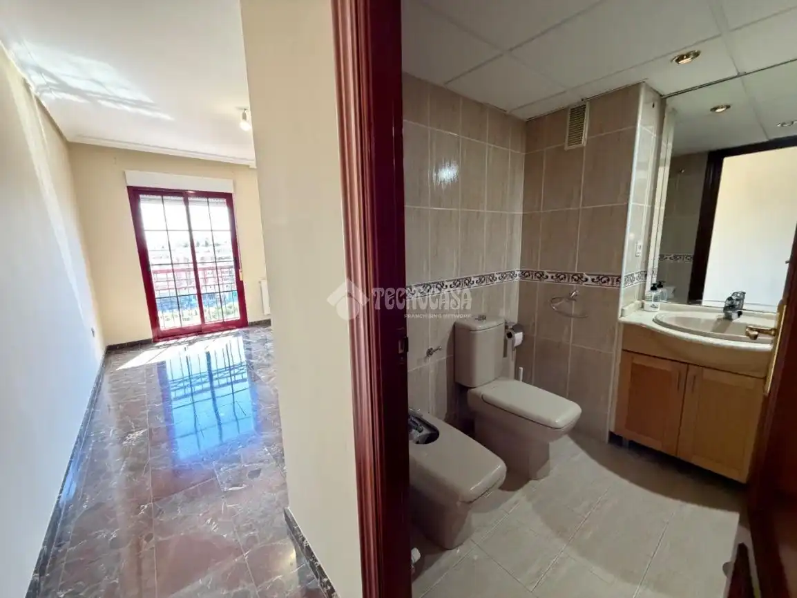 Badezimmer von Wohnung zum Verkauf in Jaén mit Terrasse