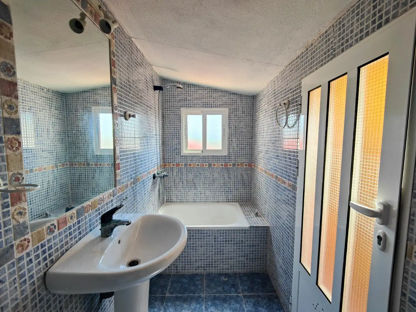 Badezimmer von Einfamilien-Reihenhaus zum Verkauf in Torrevieja mit Klimaanlage, Privatgarten und Terrasse