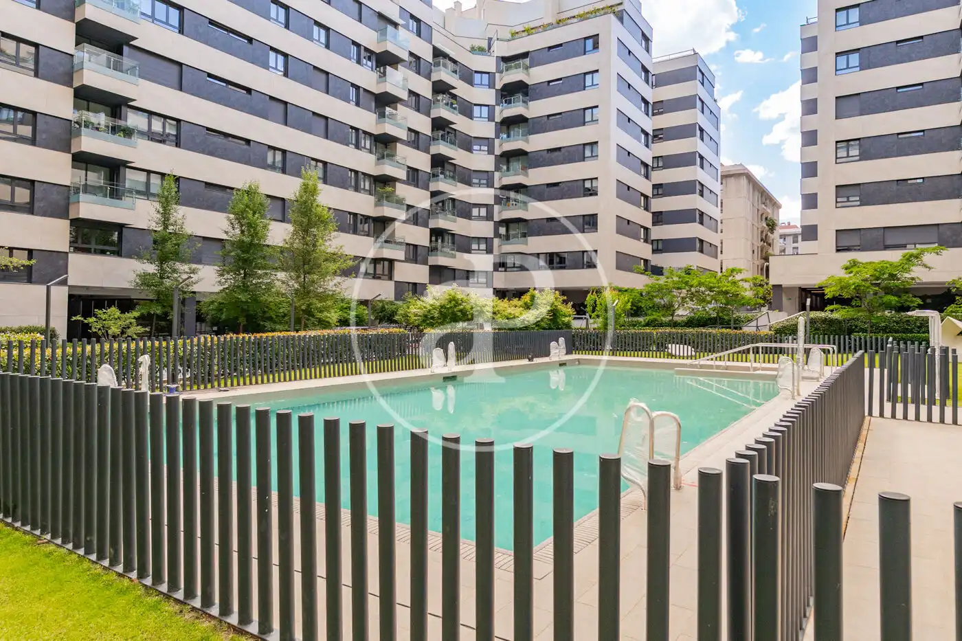 Piscina de Pis en venda en Madrid amb Aire condicionat, Calefacció i Jardí privat