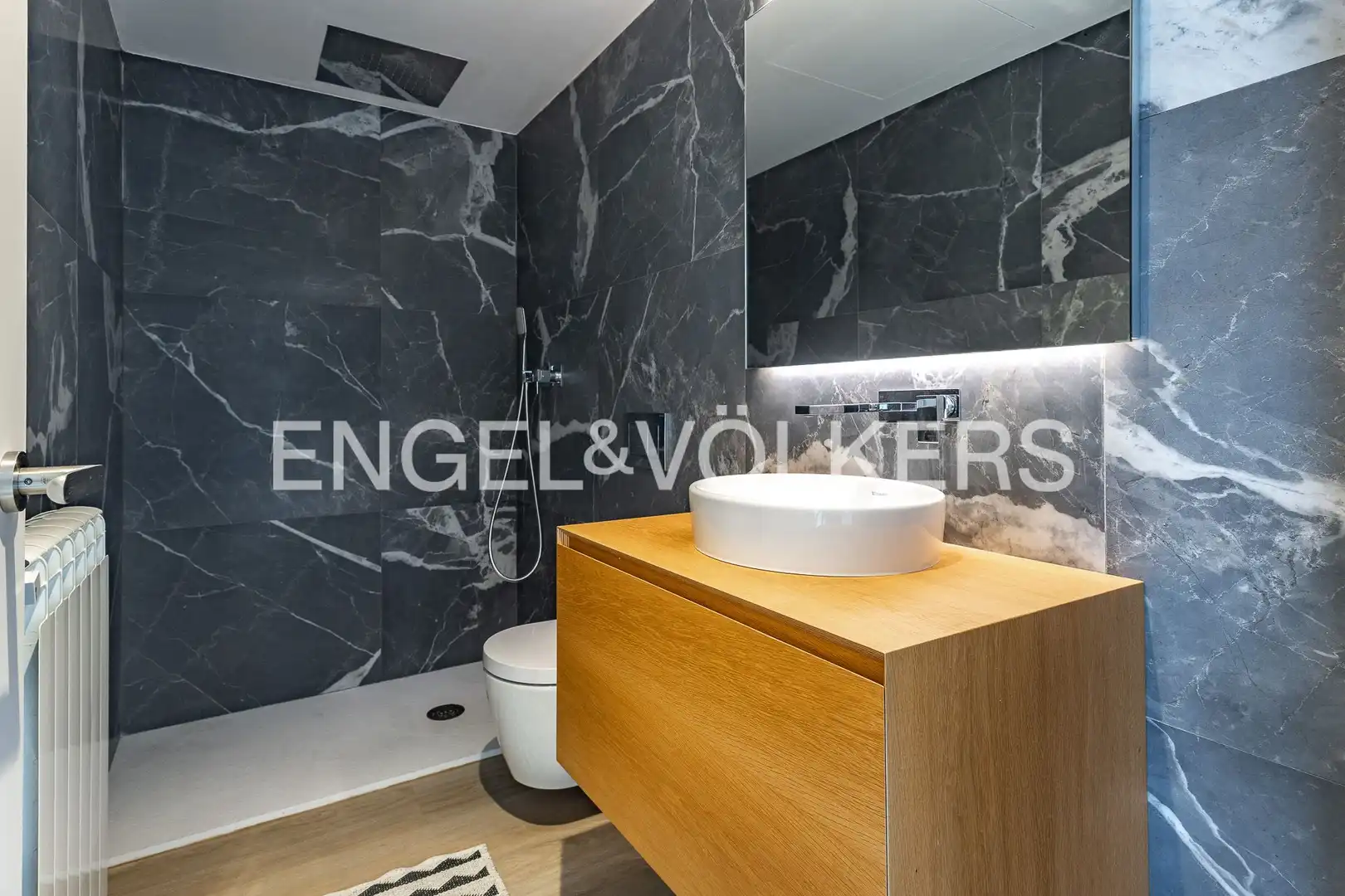Badezimmer von Maisonette zum Verkauf in Barcelona mit Klimaanlage, Heizung und Parkett