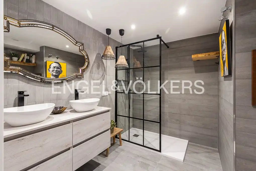 Baño de Piso en venta en Valencia con Aire acondicionado, Calefacción y Terraza