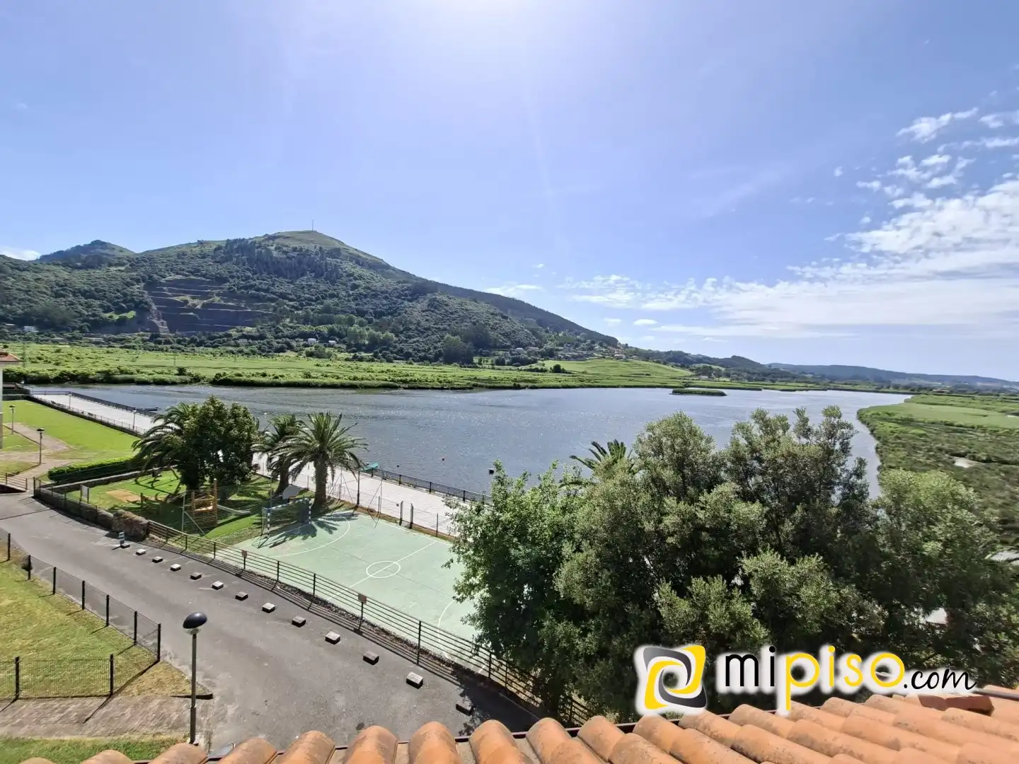 Vista exterior de Pis en venda en Limpias amb Calefacció, Terrassa i Piscina