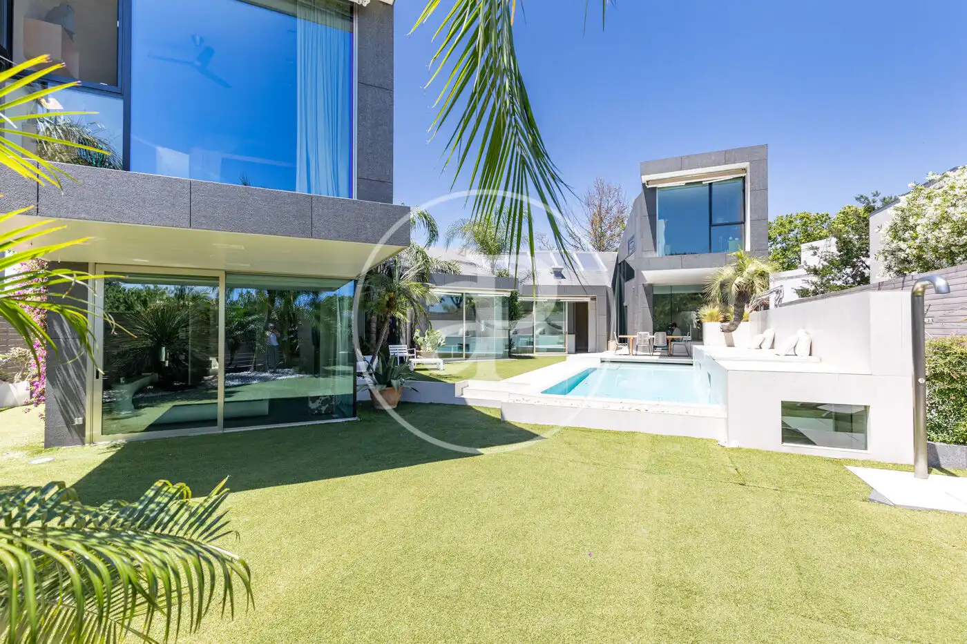 Vista exterior de Casa o xalet en venda en Sant Cugat del Vallès amb Aire condicionat, Calefacció i Jardí privat