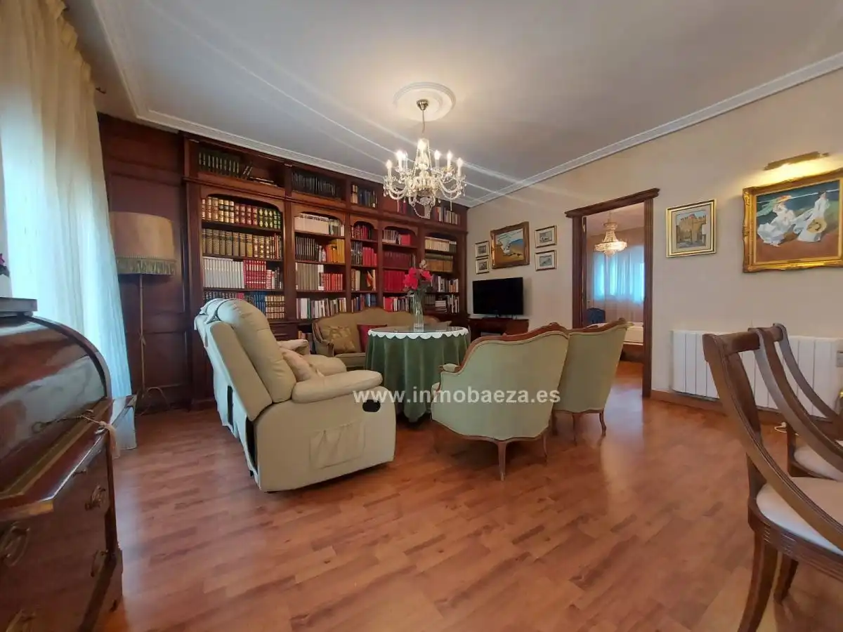 Sala d'estar de Pis en venda en Baeza amb Traster i Balcó