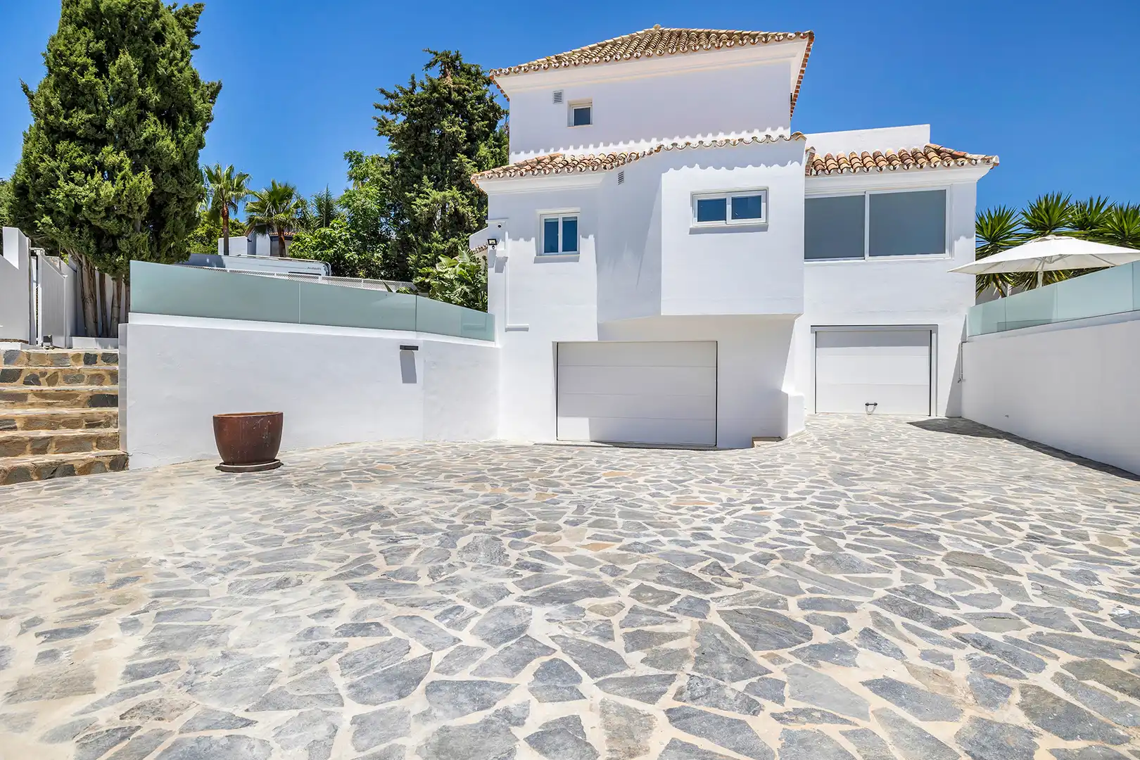 Vista exterior de Casa o xalet en venda en Estepona amb Aire condicionat, Calefacció i Jardí privat