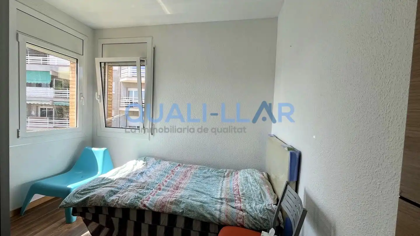 Dormitori de Pis en venda en Sant Feliu de Llobregat amb Aire condicionat, Jardí privat i Parquet